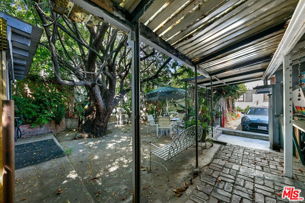 Image 30 of property listing at 905 Sanborn Avenue, Los Angeles, CA 90029