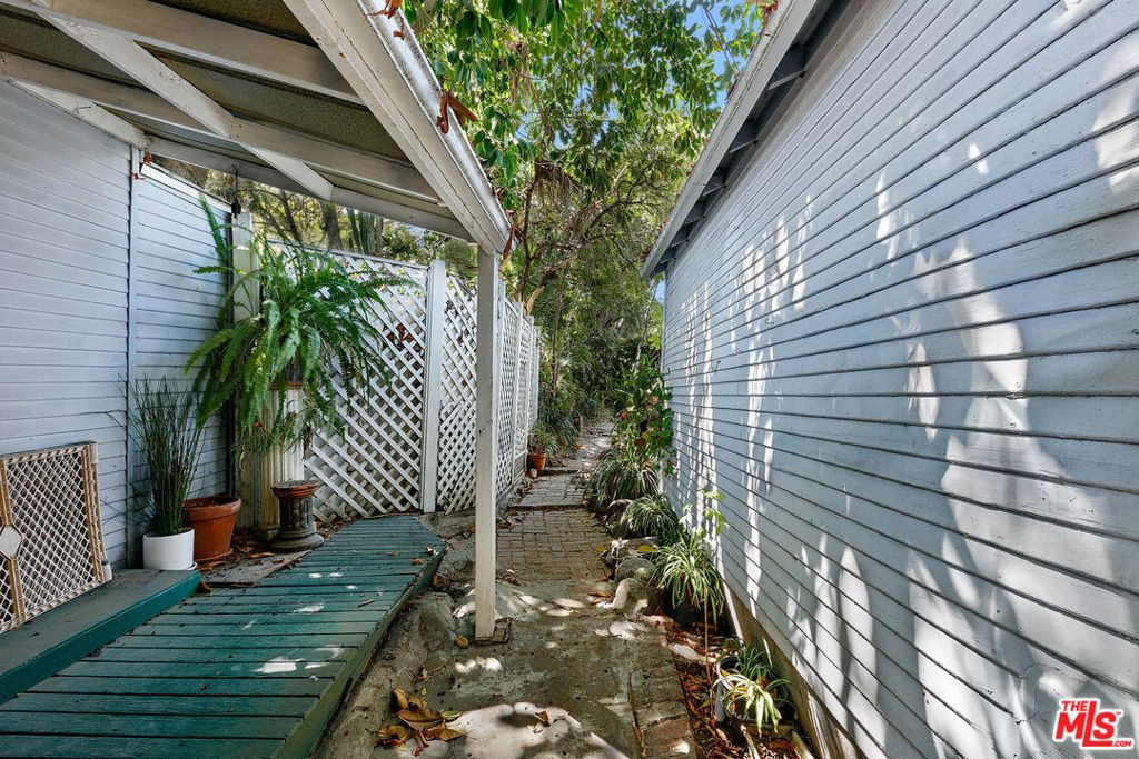 Image 31 of property listing at 905 Sanborn Avenue, Los Angeles, CA 90029