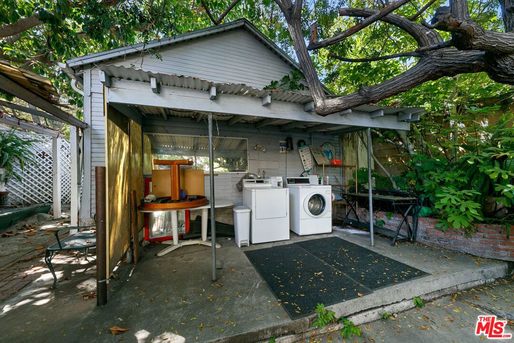 Image 36 of property listing at 905 Sanborn Avenue, Los Angeles, CA 90029