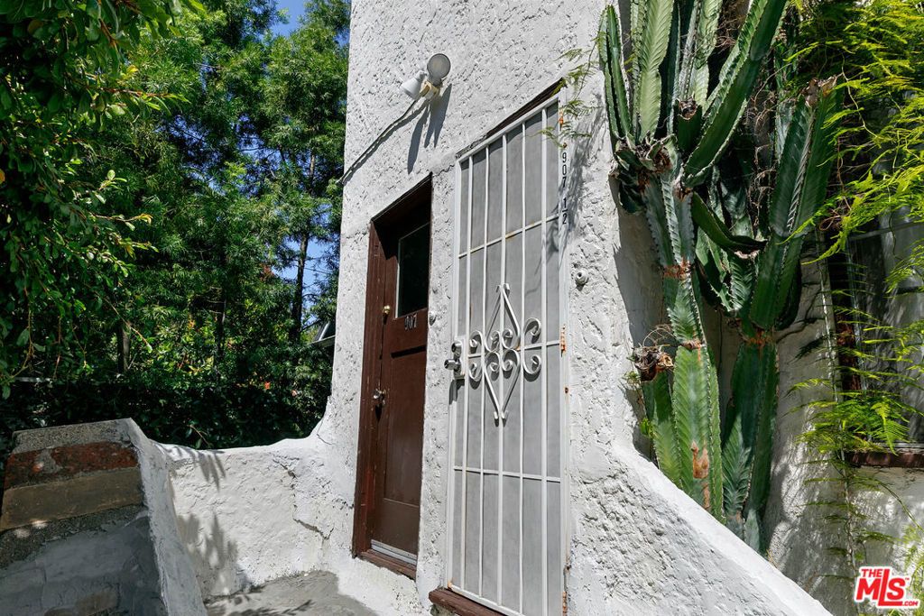 Image 37 of property listing at 905 Sanborn Avenue, Los Angeles, CA 90029