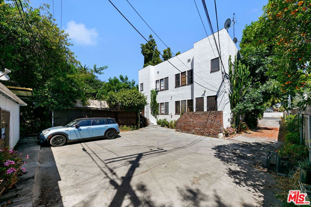 Image 38 of property listing at 905 Sanborn Avenue, Los Angeles, CA 90029