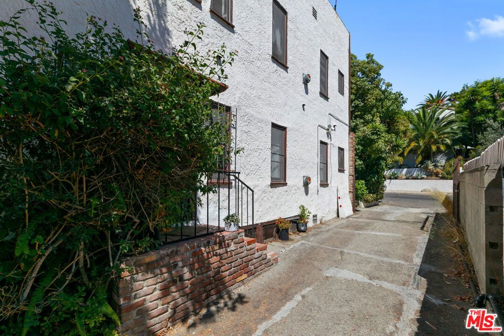 Image 41 of property listing at 905 Sanborn Avenue, Los Angeles, CA 90029