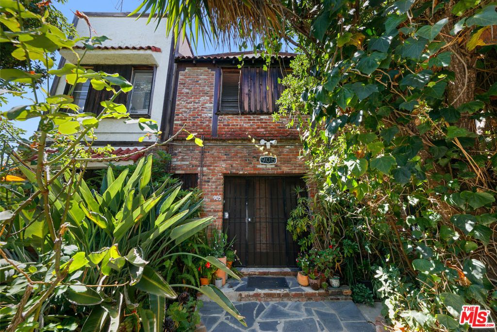 Image 43 of property listing at 905 Sanborn Avenue, Los Angeles, CA 90029