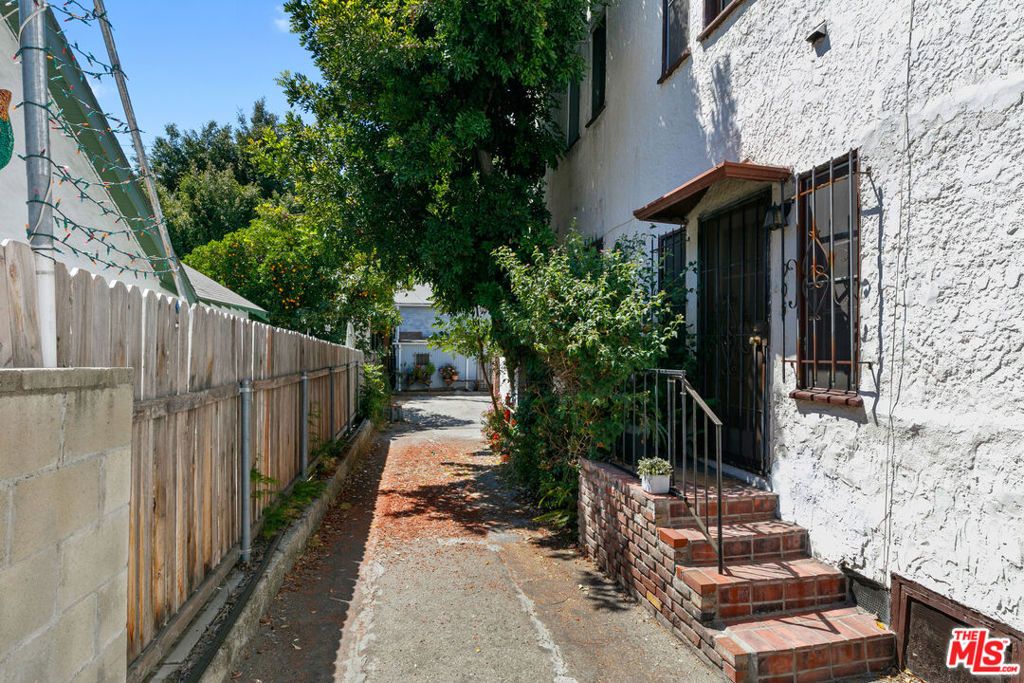 Image 44 of property listing at 905 Sanborn Avenue, Los Angeles, CA 90029