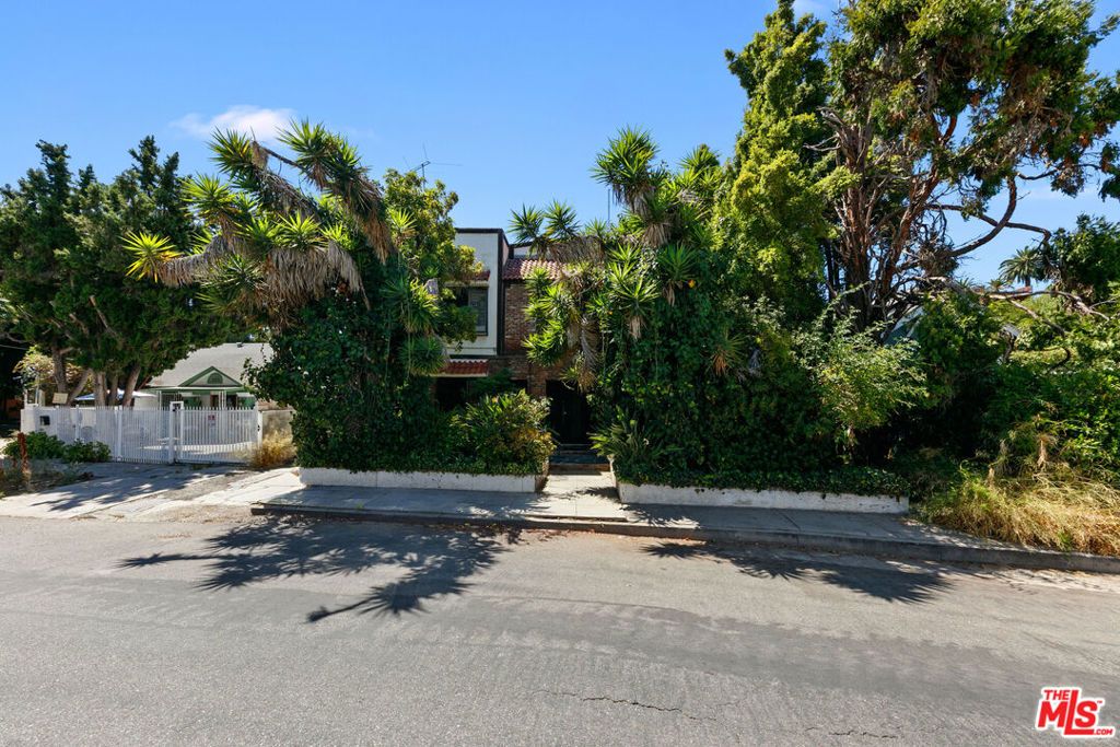 Image 47 of property listing at 905 Sanborn Avenue, Los Angeles, CA 90029