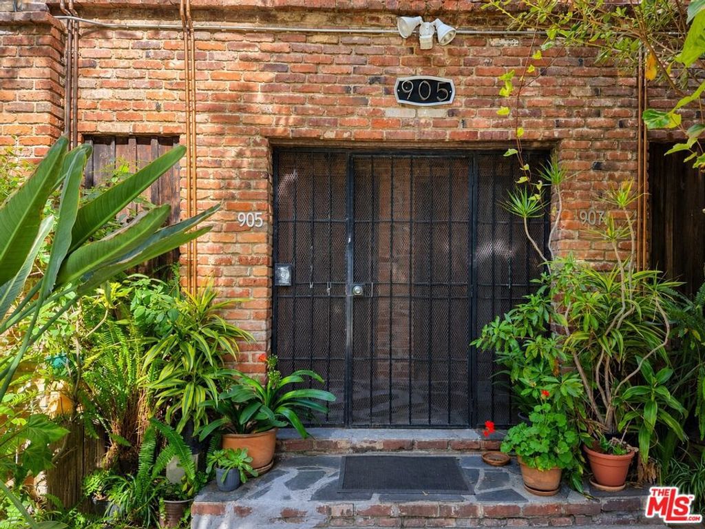 Image 8 of property listing at 905 Sanborn Avenue, Los Angeles, CA 90029