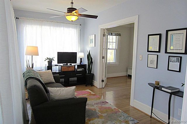 117 E Iroquois Road, Pontiac, MI 48341