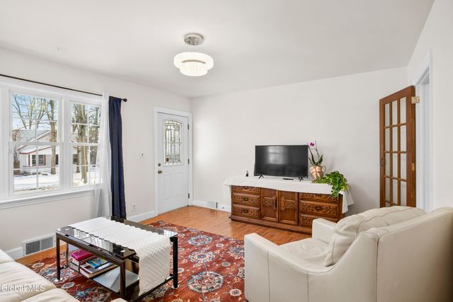 8 Fuller Terrace, Colonie, NY 12205