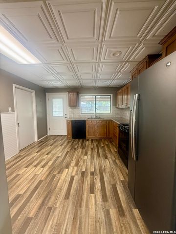 104 BOECK, La Vernia, TX 78121