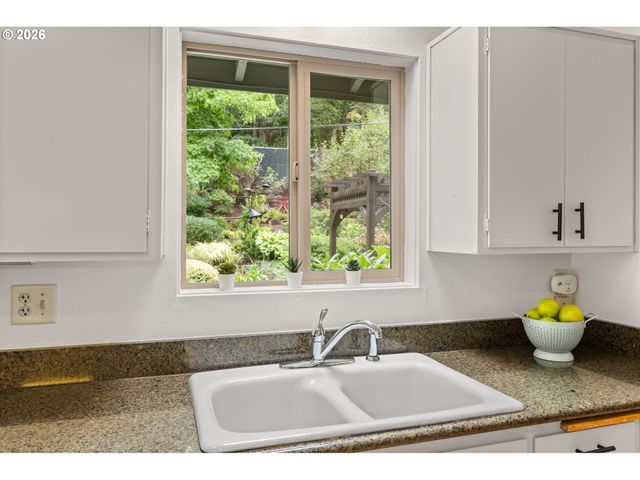 4861 Donald St, Eugene, OR 97405