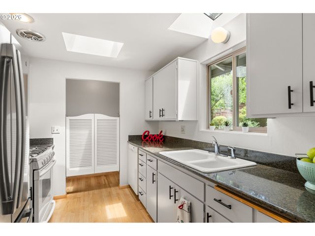 4861 Donald St, Eugene, OR 97405