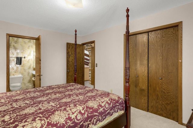 686 Maple Pond Court, Shoreview, MN 55126