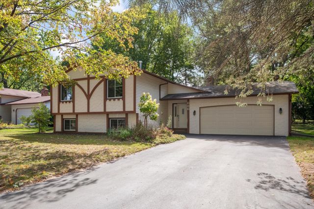 686 Maple Pond Court, Shoreview, MN 55126