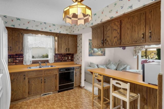 686 Maple Pond Court, Shoreview, MN 55126