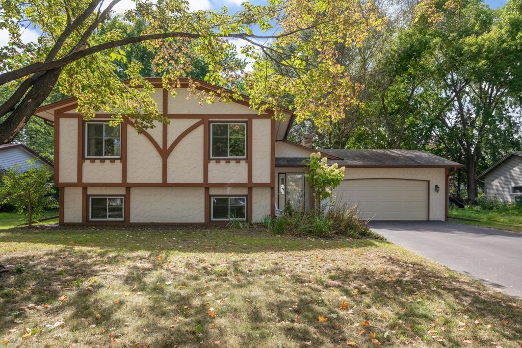 686 Maple Pond Court, Shoreview, MN 55126