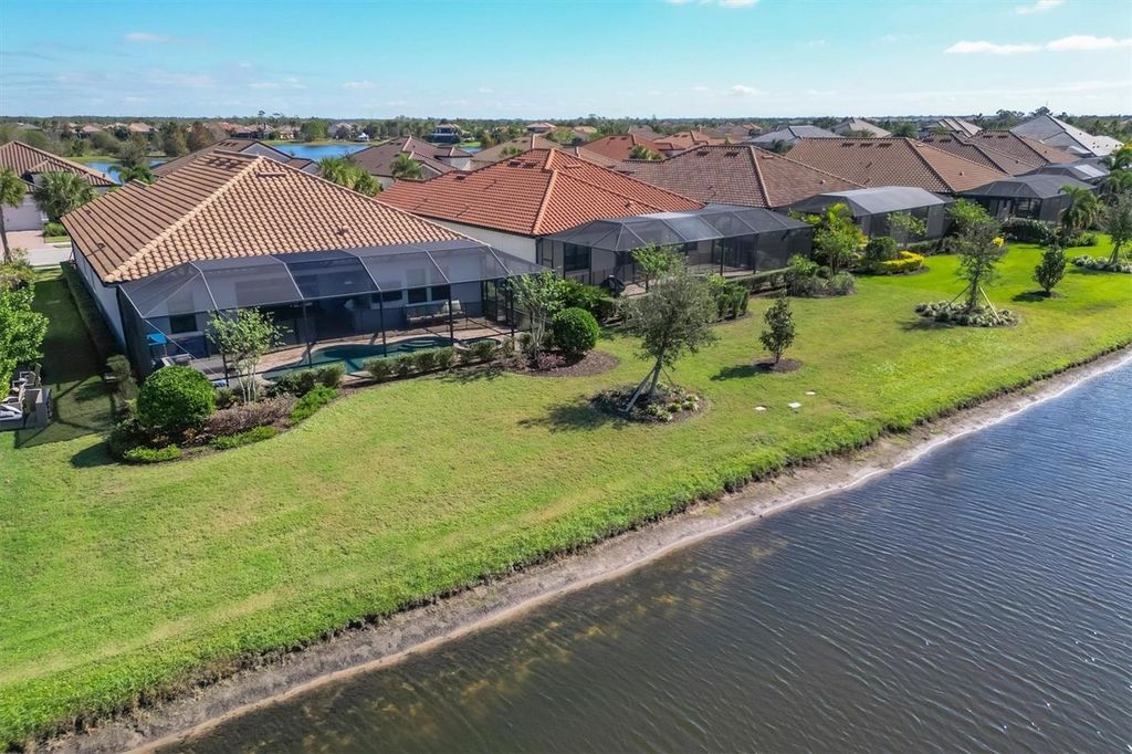 Image 4 of property listing at 7028 HIGHGATE LANE, Bradenton, FL 34202