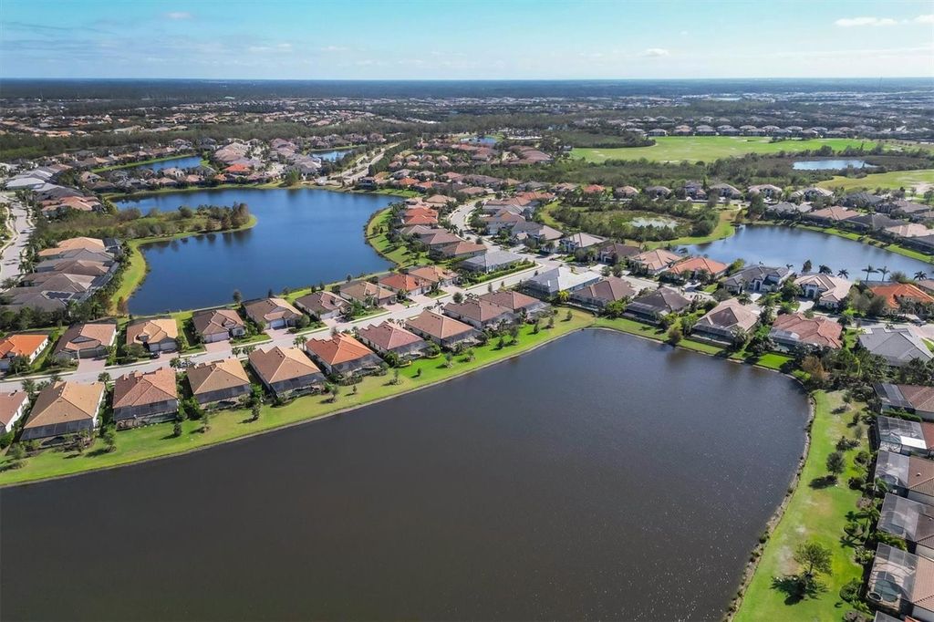 Image 5 of property listing at 7028 HIGHGATE LANE, Bradenton, FL 34202