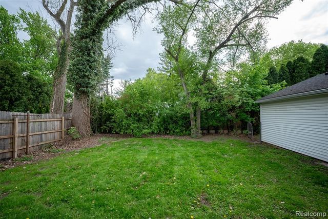 2423 Crooks Road, Royal Oak, MI 48073
