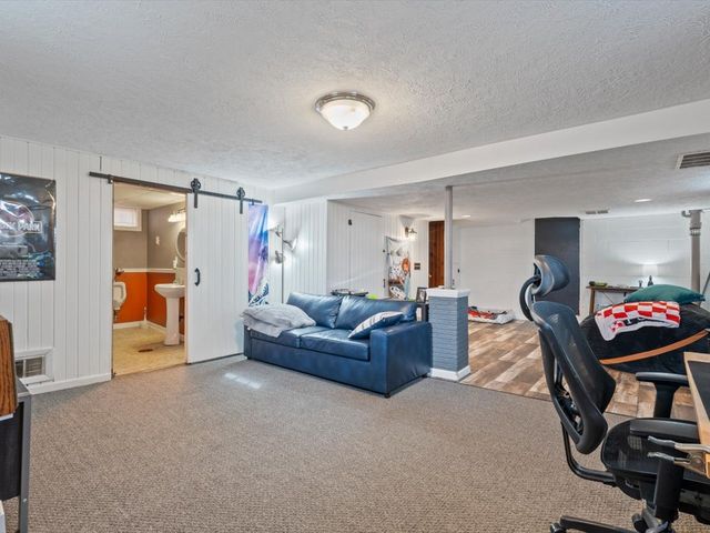 1204 W Lombard Street, Davenport, IA 52804