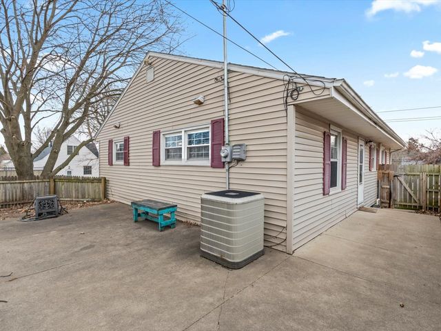1204 W Lombard Street, Davenport, IA 52804
