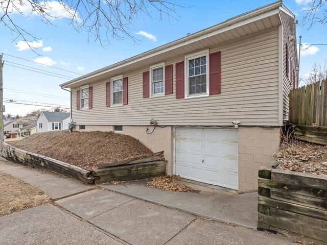 1204 W Lombard Street, Davenport, IA 52804