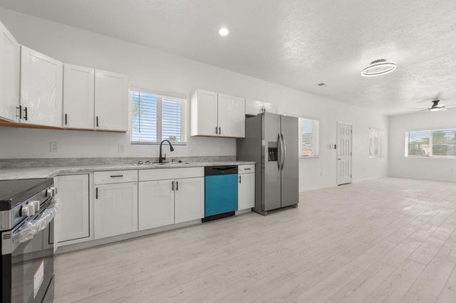 4 Rincon Court, Los Lunas, NM 87031