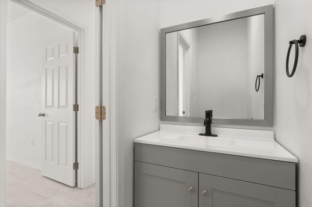 4 Rincon Court, Los Lunas, NM 87031