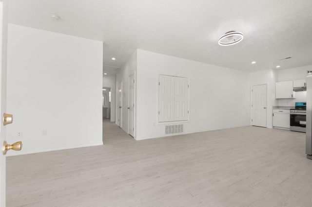 4 Rincon Court, Los Lunas, NM 87031