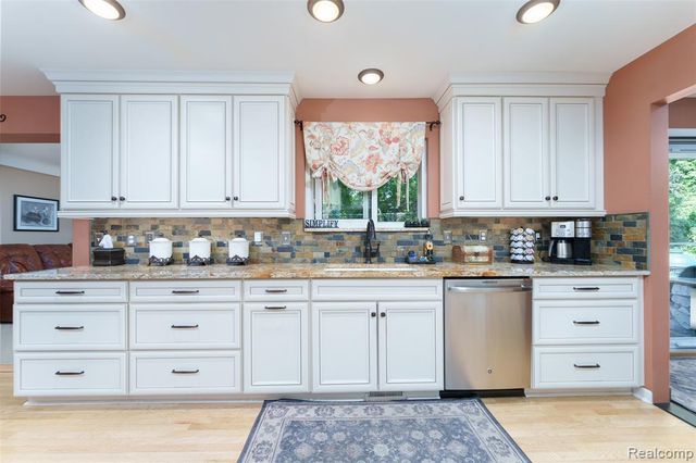 2172 Devonshire Road, Bloomfield Hills, MI 48302