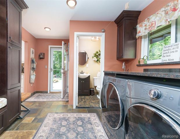 2172 Devonshire Road, Bloomfield Hills, MI 48302