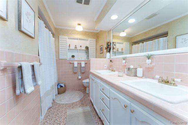 2172 Devonshire Road, Bloomfield Hills, MI 48302