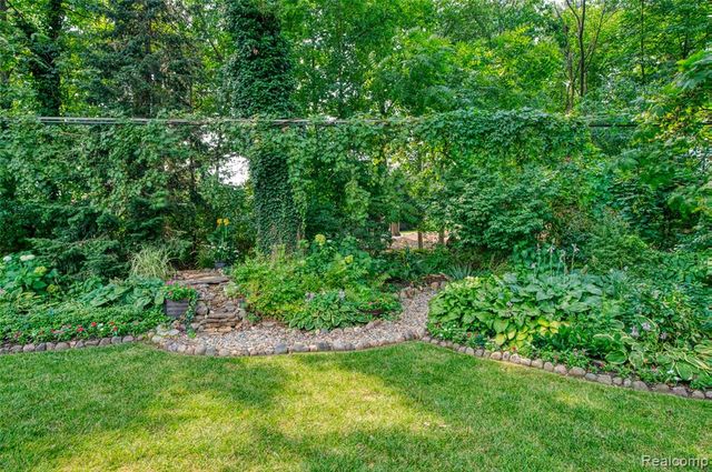 2172 Devonshire Road, Bloomfield Hills, MI 48302