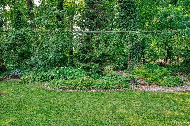 2172 Devonshire Road, Bloomfield Hills, MI 48302