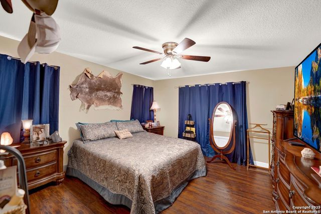2209 Avenue V, Hondo, TX 78861
