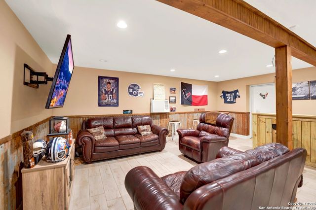 2209 Avenue V, Hondo, TX 78861
