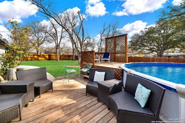 2209 Avenue V, Hondo, TX 78861