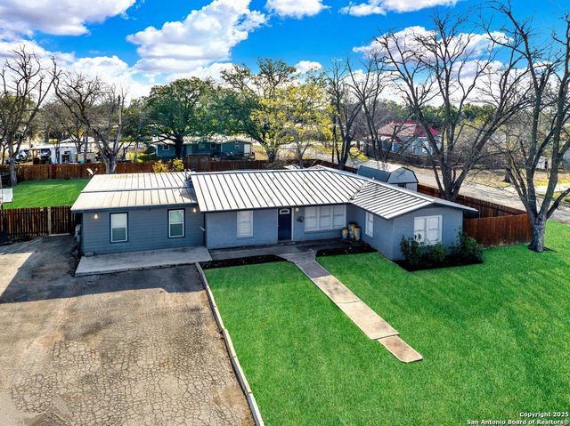 2209 Avenue V, Hondo, TX 78861