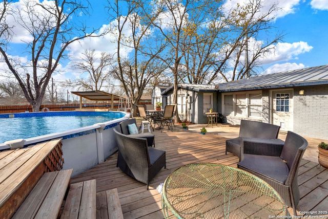 2209 Avenue V, Hondo, TX 78861