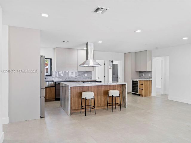 610 NE 164th Ter, Miami, FL 33162