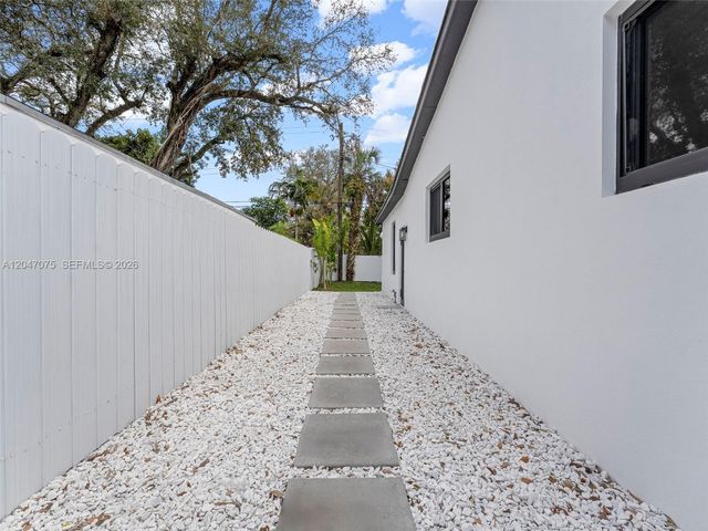 610 NE 164th Ter, Miami, FL 33162