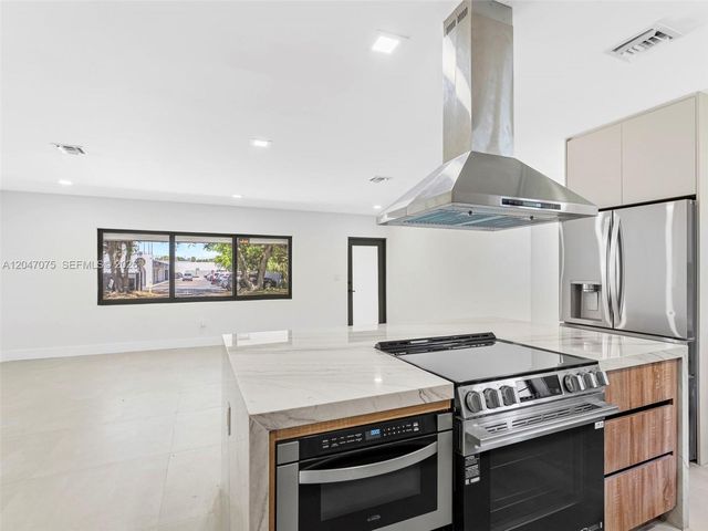 610 NE 164th Ter, Miami, FL 33162