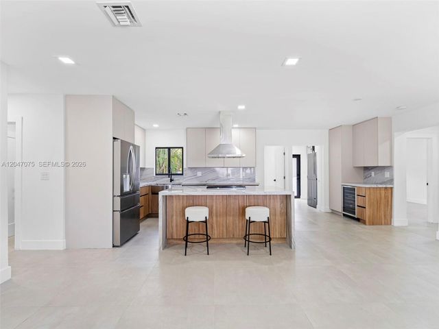 610 NE 164th Ter, Miami, FL 33162