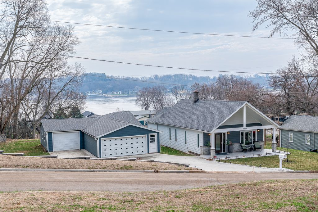 3215 Garfield Street, Clinton, IA 52732