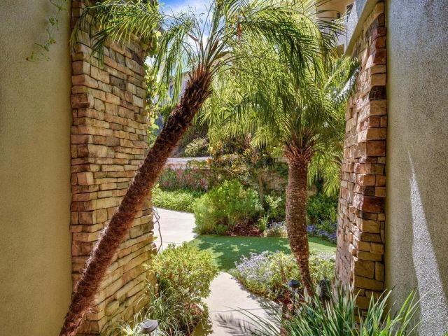 6061 Greenhedge Row, La Jolla, CA 92037