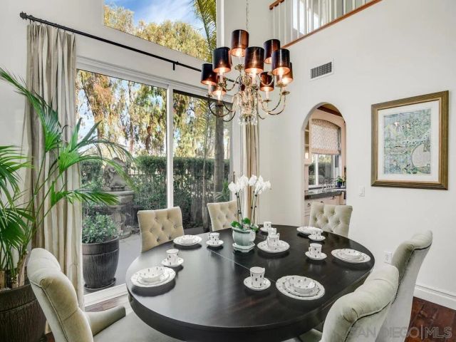 6061 Greenhedge Row, La Jolla, CA 92037