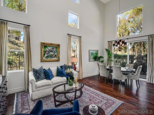 6061 Greenhedge Row, La Jolla, CA 92037