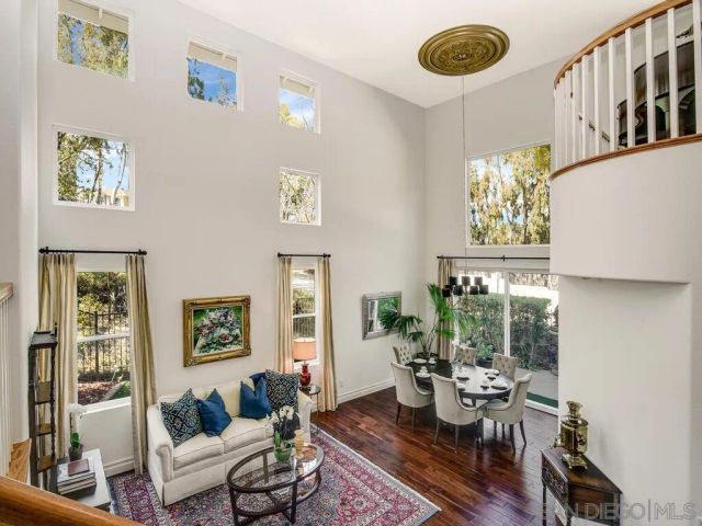 6061 Greenhedge Row, La Jolla, CA 92037