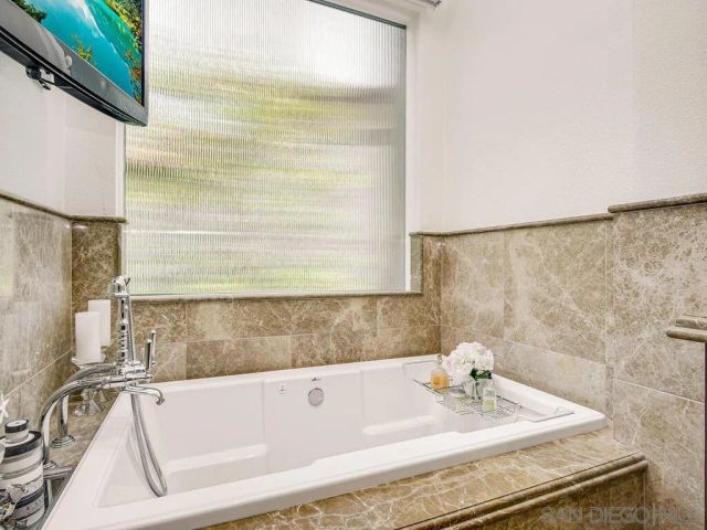 6061 Greenhedge Row, La Jolla, CA 92037