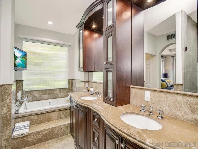 6061 Greenhedge Row, La Jolla, CA 92037