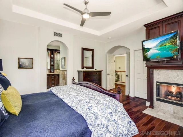 6061 Greenhedge Row, La Jolla, CA 92037